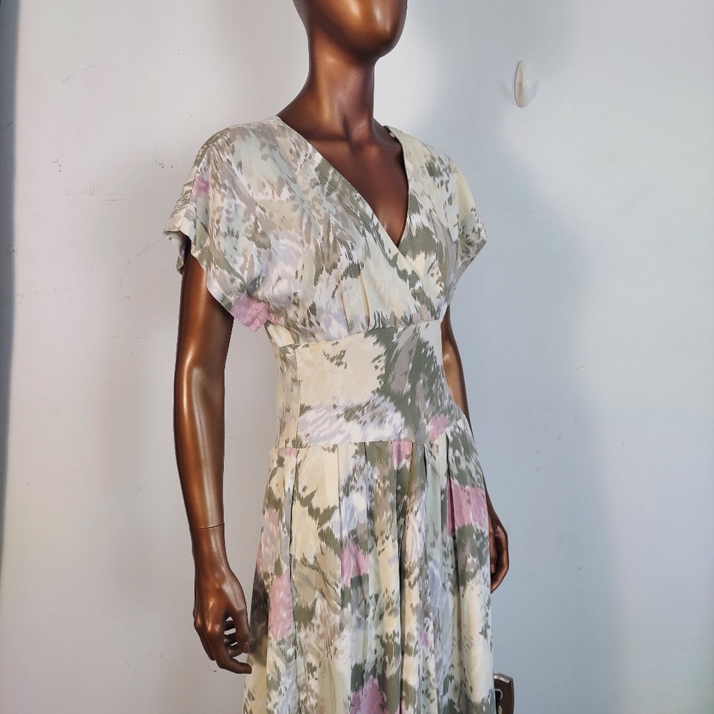 R.E.O. Originals Tan and Cream V-Neck Spring Midi Dress. sz S